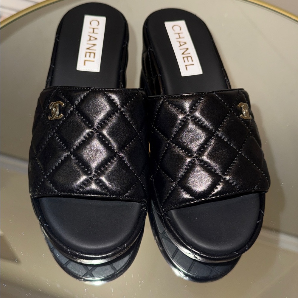 CHANEL Dad sandals Quilted leather CC logo slide 38 - Picture 15 of 17